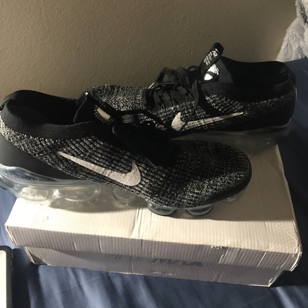 Black/white nike flyknit vapor max